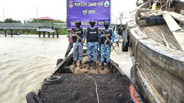 চট্টগ্রামে কোস্ট গার্ডের অভিযানে বিপুল চোরাইমাল জব্দ