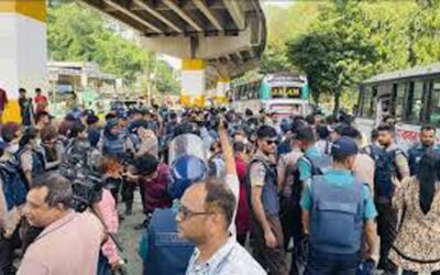 চট্টগ্রামে গ্রাফিতি আঁকা নিয়ে এনসিপিকর্মীদের সঙ্গে পুলিশের ধস্তাধস্তি