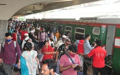 কমলাপুরে ঘরমুখো মানুষের উপচে পড়া ভিড়