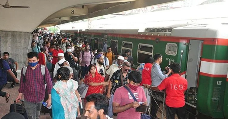 কমলাপুরে ঘরমুখো মানুষের উপচে পড়া ভিড়