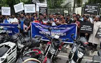 অগ্রিম আয়কর না বসানোর দাবিতে মোটরসাইকেলচালকদের মানববন্ধন