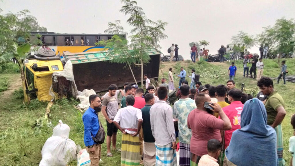 টাঙ্গাইলে ট্রাক উল্টে ১৫ জন নিহত