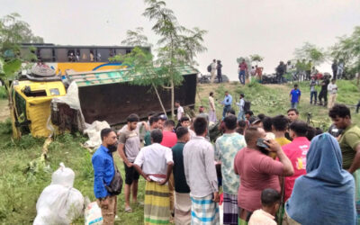 টাঙ্গাইলে ট্রাক উল্টে ১৫ জন নিহত