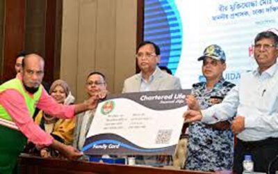 পরিচ্ছন্নতা কর্মীদের মাঝে প্রথমবারের মতো স্বাস্থ্য কার্ড দিলো ডিএসসিসি