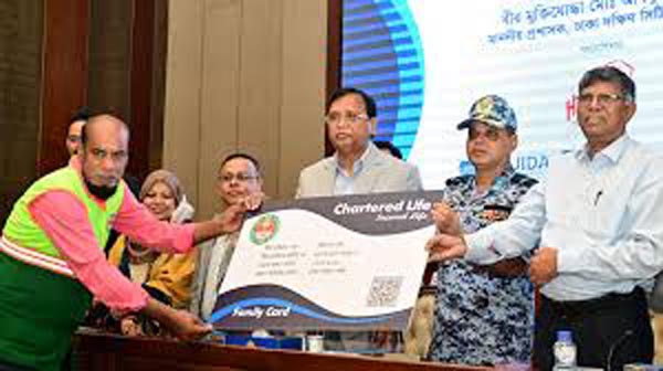 পরিচ্ছন্নতা কর্মীদের মাঝে প্রথমবারের মতো স্বাস্থ্য কার্ড দিলো ডিএসসিসি