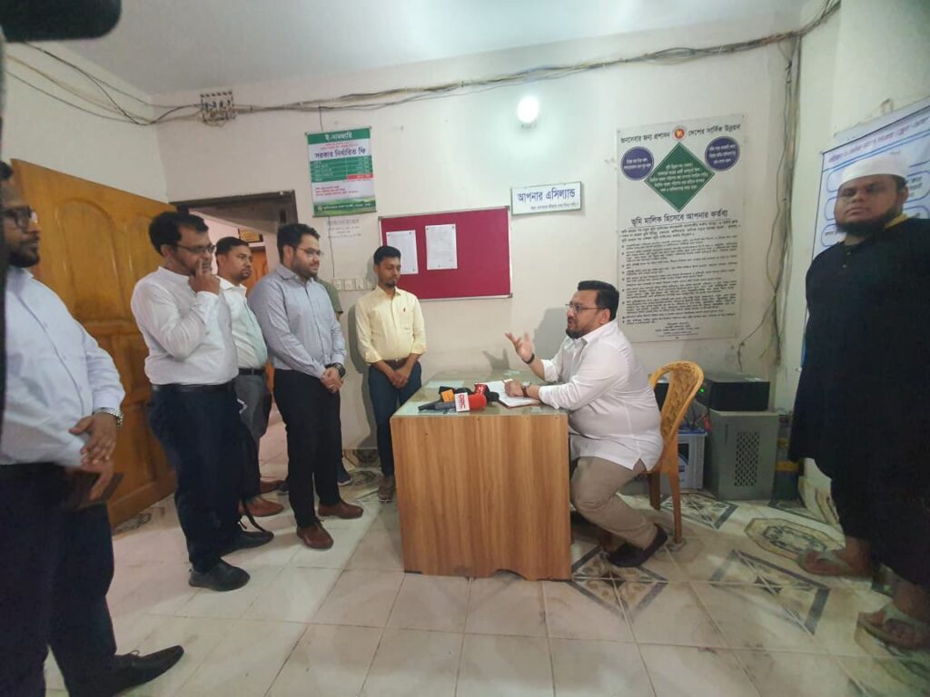 ভূমি প্রতিমন্ত্রীর আকস্মিক পরিদর্শন  আমিন বাজার ভূমি অফিস ! কর্মকর্তাদের অনুপস্থিতি ও সেবার মানে অসন্তোষ !