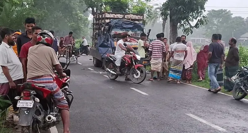 টাঙ্গাইলে থেমে থাকা ট্রাকের পেছনে পিকআপের ধাক্কায় নিহত ৪