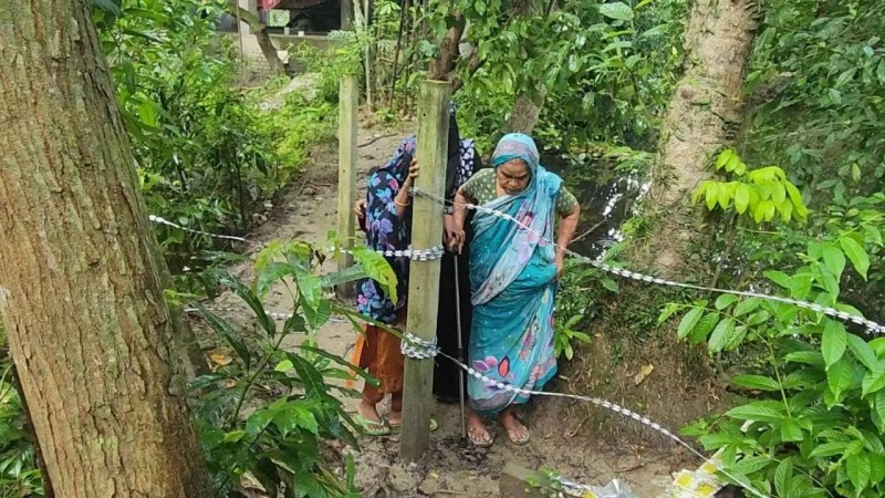 শতবর্ষী চলাচলের পথ বন্ধ করে কাঁটাতারের বেড়া, দুর্ভোগে ৮ পরিবার