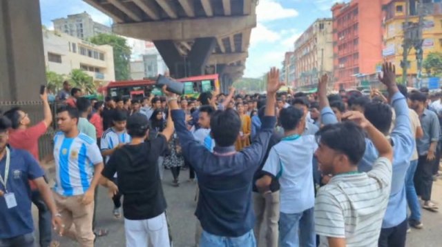 ৩ দাবিতে চট্টগ্রামে এইচএসসি পরীক্ষার্থীদের বিক্ষোভ