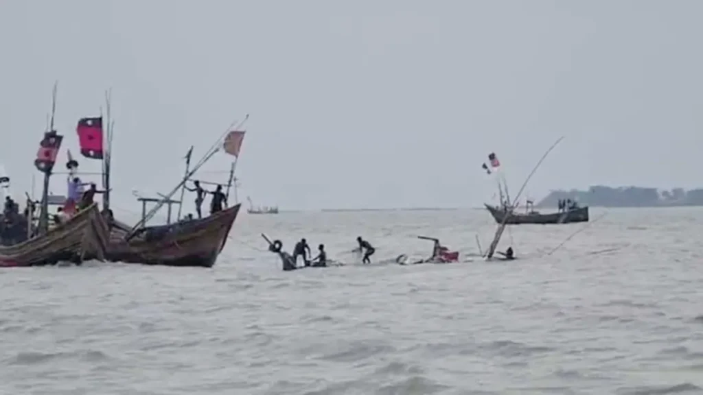 বঙ্গোপসাগরে ৩ ট্রলারডুবি, নিখোঁজ ১৩ জেলে