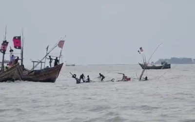 বঙ্গোপসাগরে ৩ ট্রলারডুবি, নিখোঁজ ১৩ জেলে