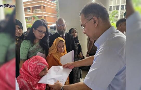 প্রতিবন্ধী তিন ব্যক্তির হাতে নিয়োগপত্র তুলে দিলেন প্রধানমন্ত্রী