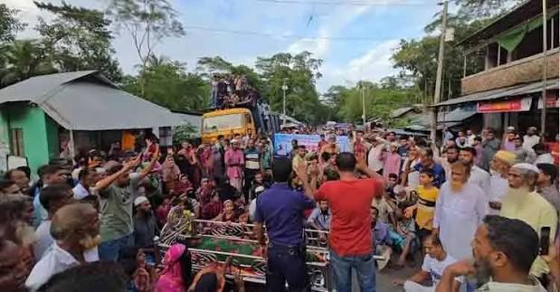 স্বামীকে বিষ খাইয়ে হত্যার অভিযোগে স্ত্রী আটক, মরদেহ নিয়ে সড়ক অবরোধ