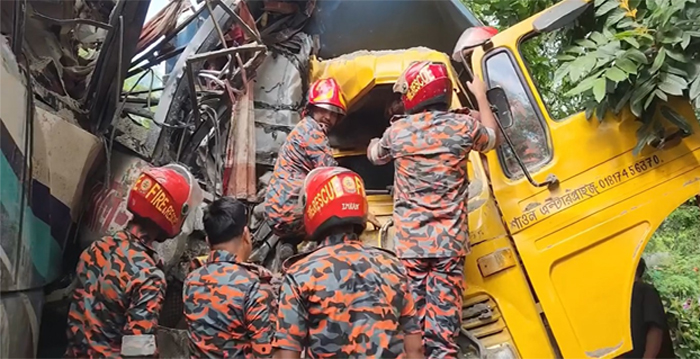 চাঁদপুরে বাস-ট্রাকের ভয়াবহ সংঘর্ষ, নিহত ৩