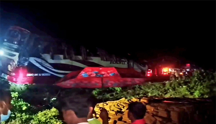 ব্রাহ্মণবাড়িয়ায় বাস খাদে পড়ে আহত ১০