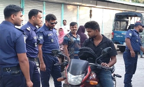 মোংলায় অপরাধ-নাশকতা ঠেকাতে পুলিশের টহল জোরদার