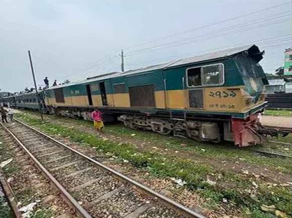 গফরগাঁওয়ে ইঞ্জিন বিকল, সোয়া দুই ঘণ্টা আটকে কমিউটার ট্রেন
