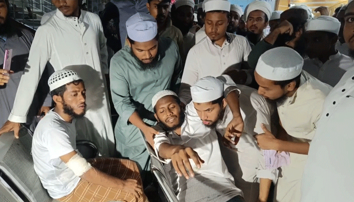 গান বন্ধের অনুরোধ ঘিরে ব্রাহ্মণবাড়িয়ায় পুলিশ-মাদ্রাসাছাত্র সংঘর্ষ, আহত ৩০