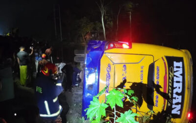 পটুয়াখালীতে বাসের নিচে অটোরিকশা, নিহত ৪; আহত ৩৫