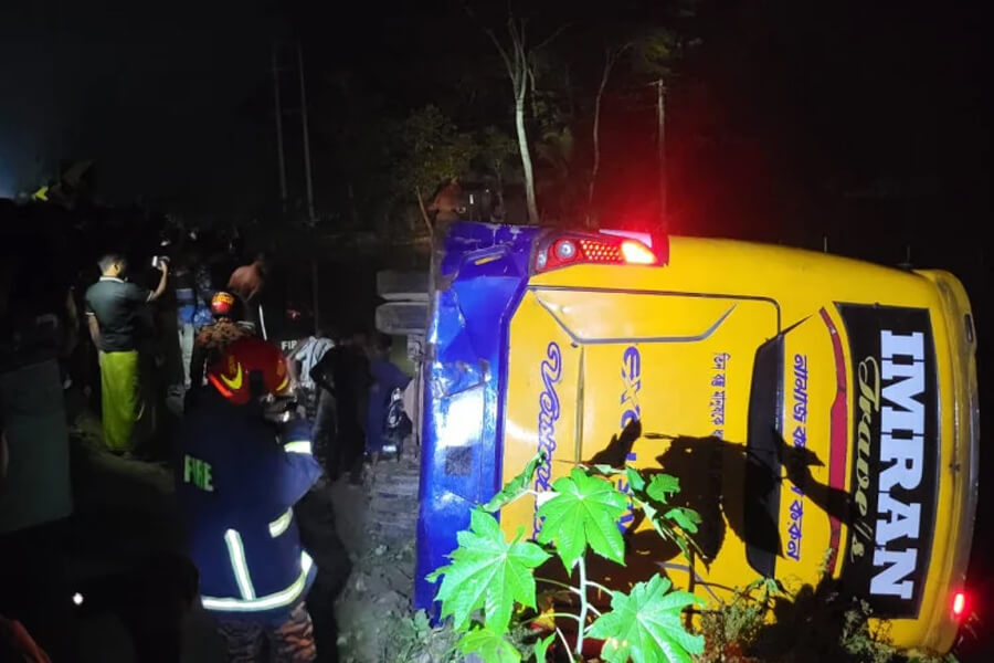 পটুয়াখালীতে বাসের নিচে অটোরিকশা, নিহত ৪; আহত ৩৫