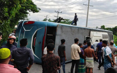 দাউদকান্দিতে রিকশাকে বাঁচাতে ব্রেক, মহাসড়কে উল্টে গেল বাস; আহত ২৫