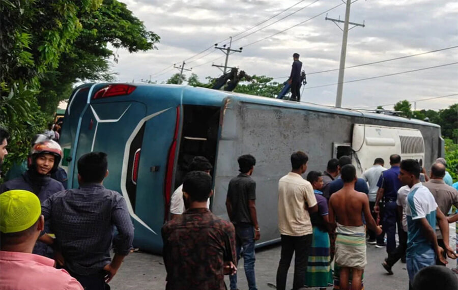 দাউদকান্দিতে রিকশাকে বাঁচাতে ব্রেক, মহাসড়কে উল্টে গেল বাস; আহত ২৫