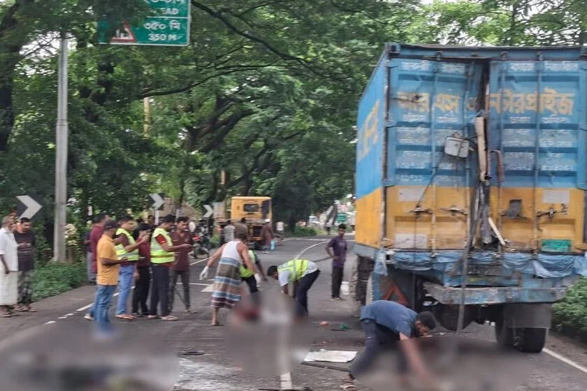 মহাসড়কে দাঁড়িয়ে ছিল কাভার্ডভ্যান, পেছন থেকে বাসের ধাক্কায় নিহত ৩