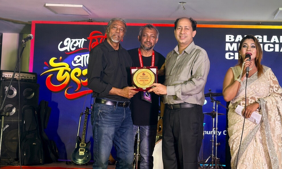 ‘পিঠ দেয়ালে ঠেকলে রুখে দাঁড়াবো’: সঙ্গীতজ্ঞদের উদ্দেশে আসিফ আকবরের হুঁশিয়ারি