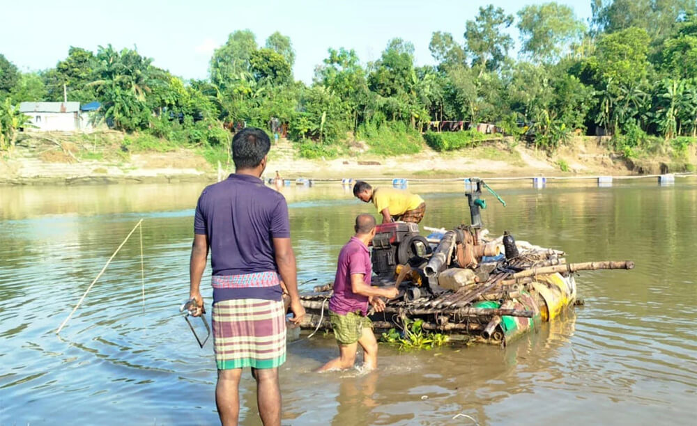 গোবিন্দগঞ্জে অবৈধ বালু উত্তোলন বন্ধে অভিযান, ধ্বংস ২ ড্রেজার