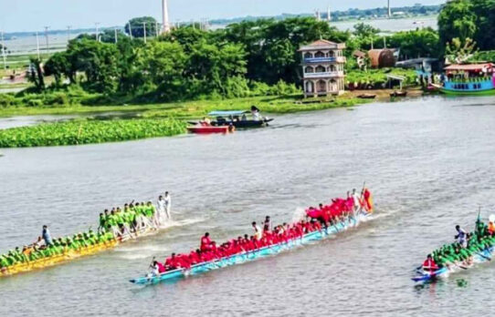 বৈঠার ছলাৎ ছলাৎ শব্দে মুখর তিতাস, নৌকা বাইচ দেখতে উপচেপড়া ভিড়
