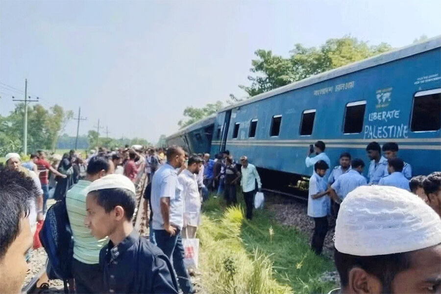 কুমিল্লায় ট্রেনের ৩ বগি লাইনচ্যুত, আহত বহু যাত্রী