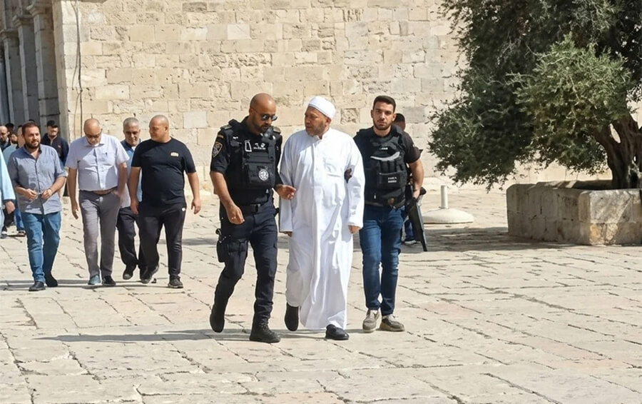 জুমার নামাজের পরই আল-আকসার খতিবকে আটক করল ইসরায়েলি বাহিনী