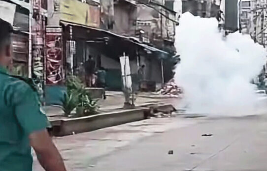গাজীপুরে বেতন বৃদ্ধির দাবিতে মহাসড়ক অবরোধ, টিয়ারশেল নিক্ষেপ পুলিশের