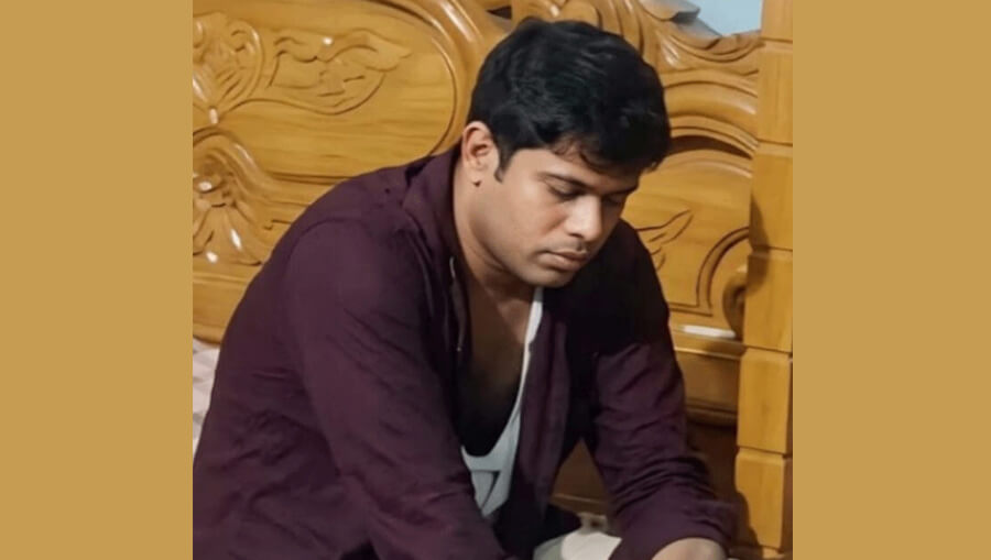 গৃহবধূর সঙ্গে আপত্তিকর অবস্থায় কলেজশিক্ষক, গণপিটুনির পর সাময়িক বরখাস্ত
