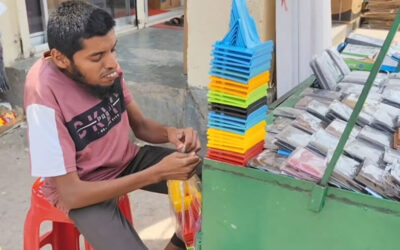 বাবা-ভাইকে ক্যানসারে হারিয়েও ভিক্ষা নয়, পরিশ্রমে বাঁচতে চান আরিফ