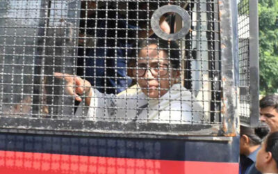 দিল্লিতে ধর্না থেকে আটক মমতা ব্যানার্জি, অজ্ঞাত স্থানে নেওয়ার অভিযোগ